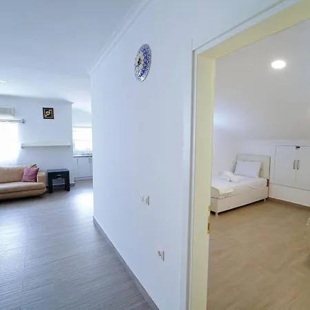 Central Near Trendy Attractions In Apartment