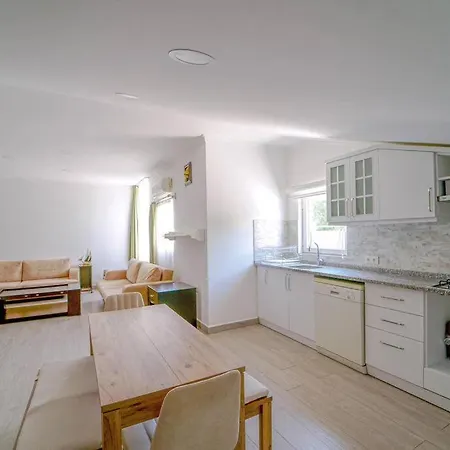 Central Near Trendy Attractions In Apartment