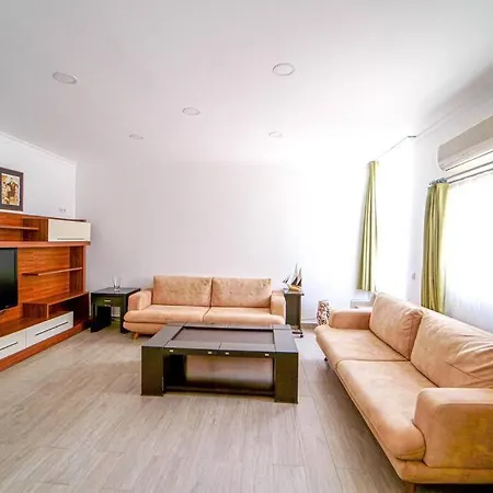Central Near Trendy Attractions In
